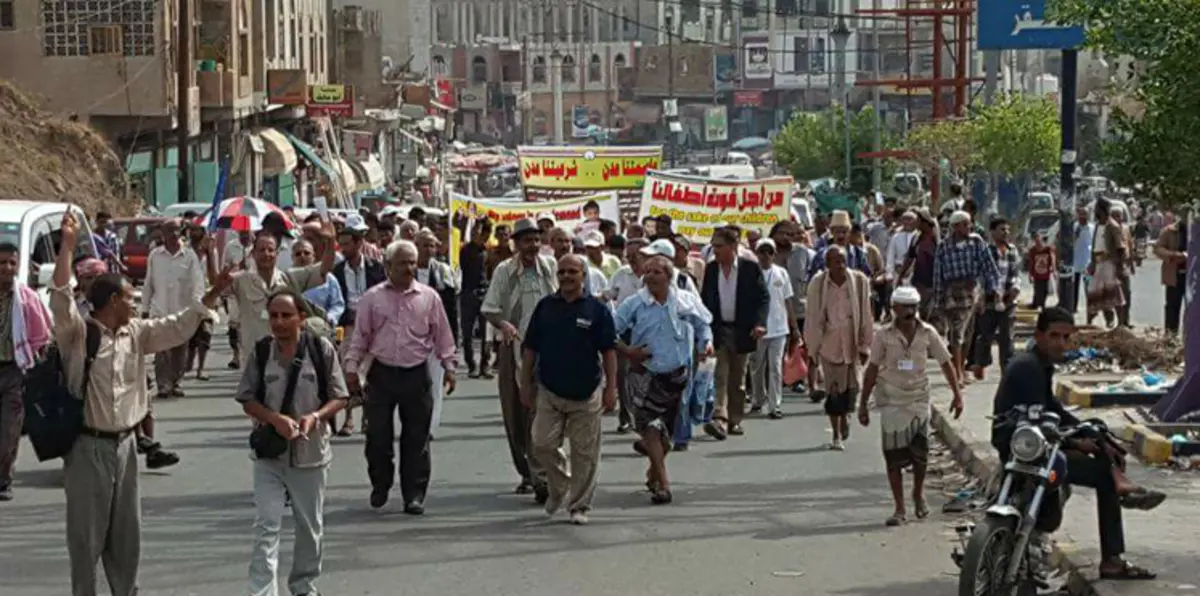 رغم قرار بن دغر الأخير.. مسيرة "البطون الخاوية" تحث الخطى للوصول إلى عدن