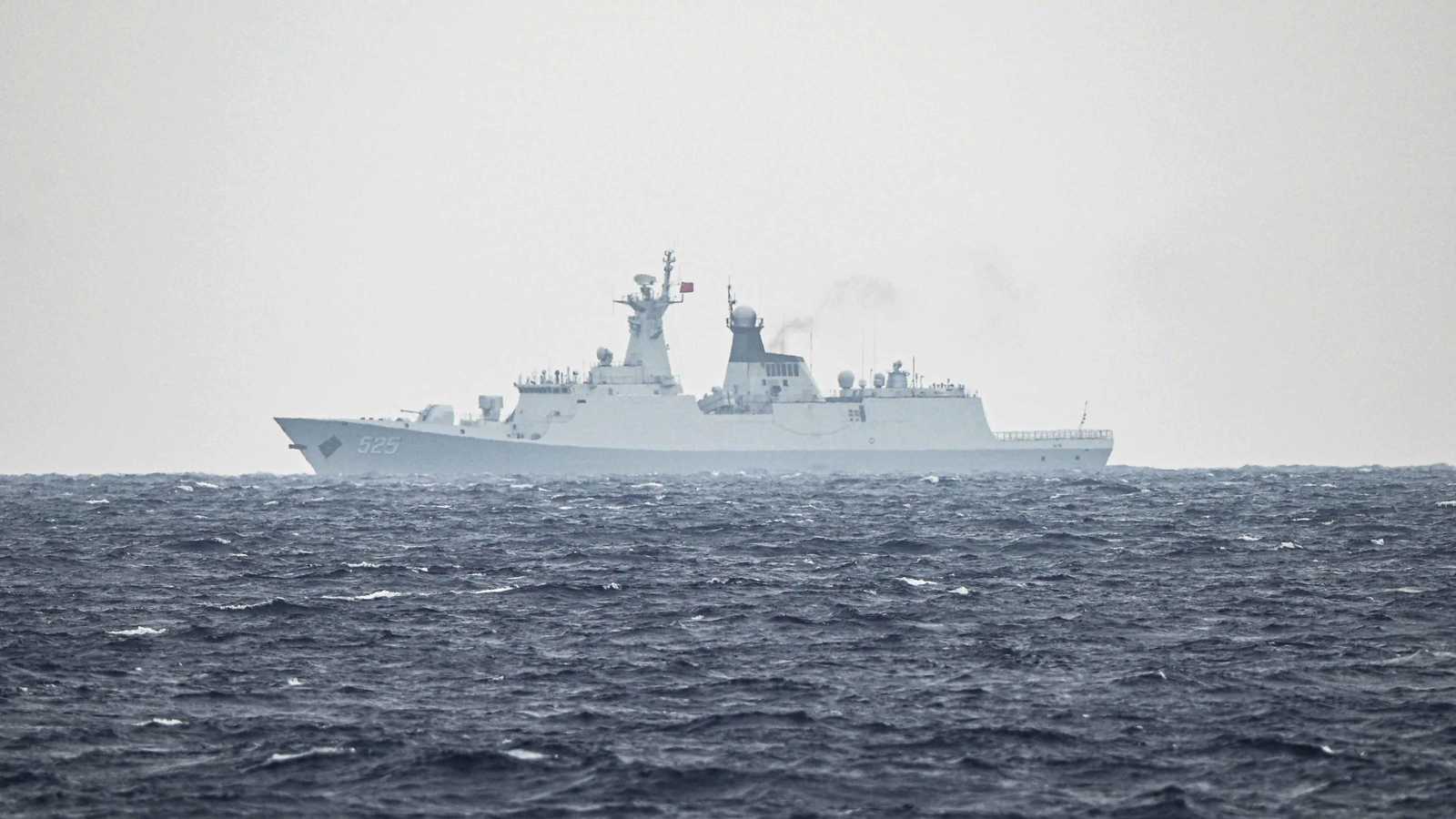 الجيش الصيني يبعد مدمرة أمريكية قرب ممر مائي استراتيجي