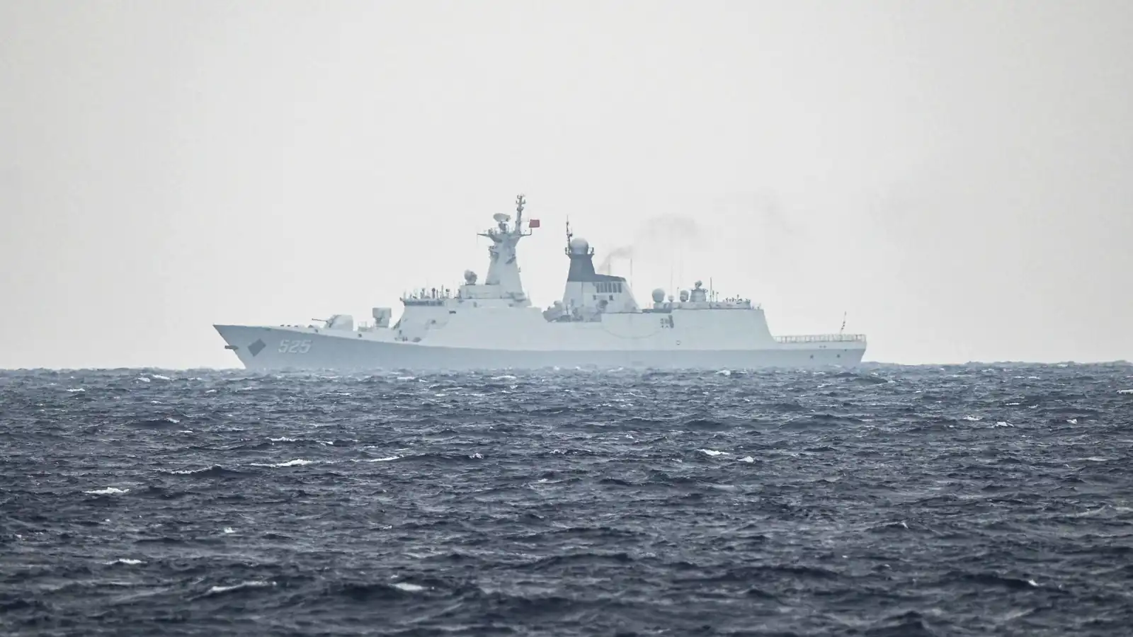 الجيش الصيني يبعد مدمرة أمريكية قرب ممر مائي استراتيجي