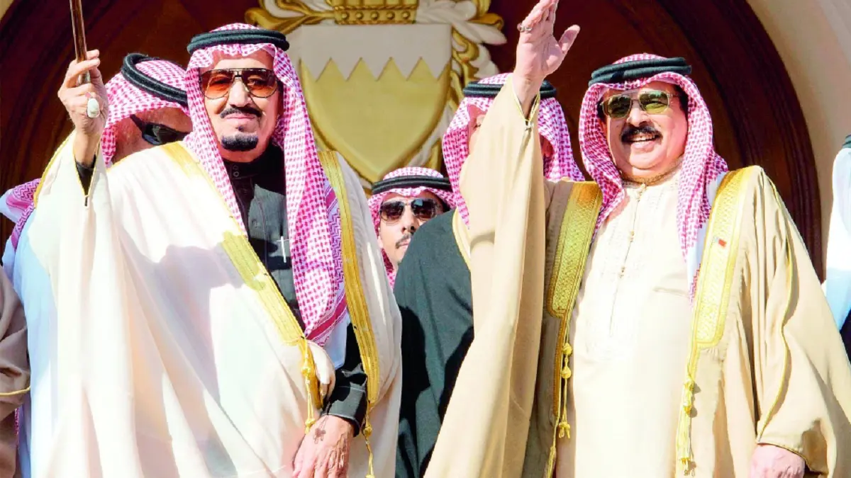 بالفيديو.. العاهل البحريني يفاجئ الملك سلمان بمصافحة خاصة