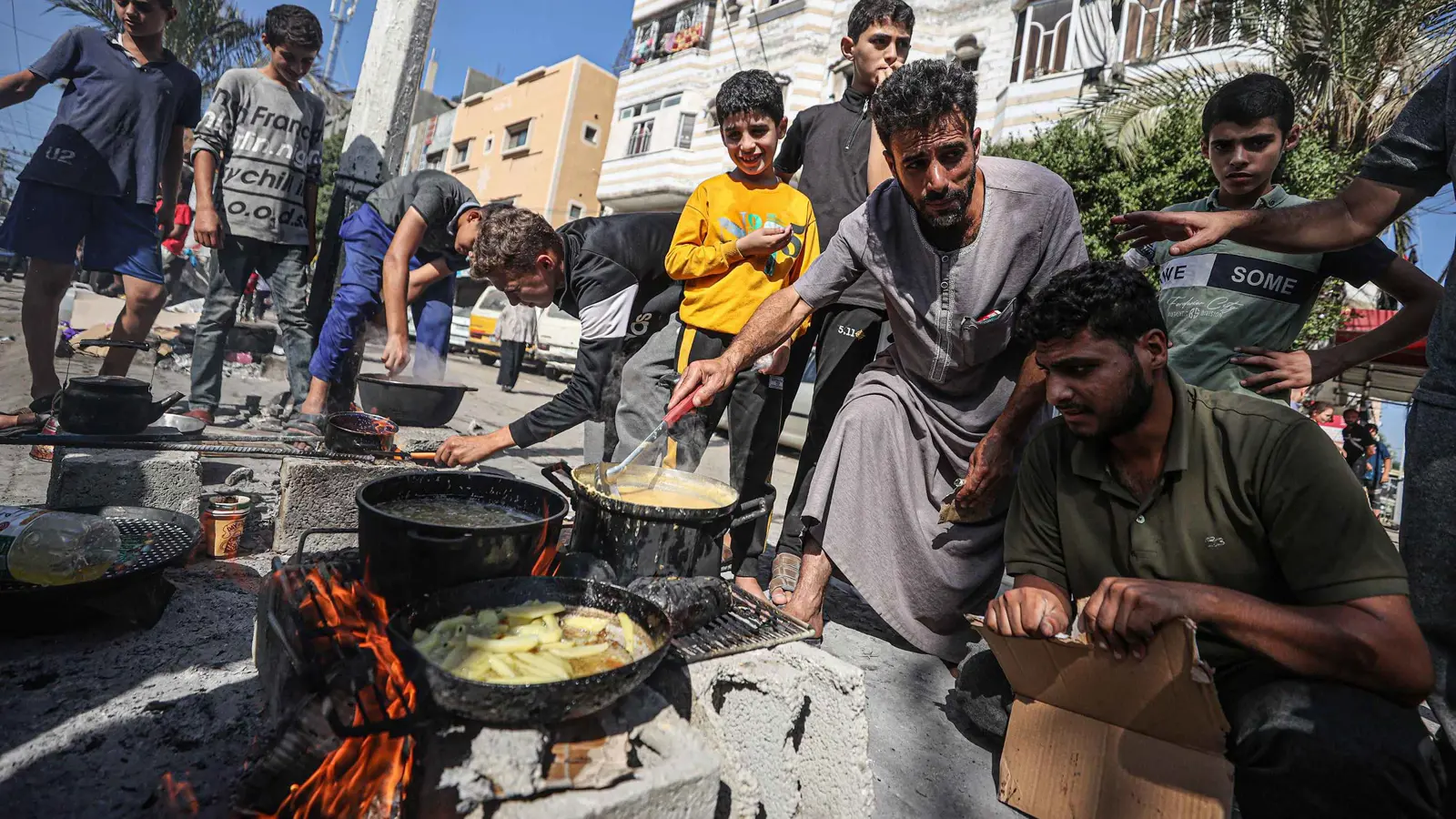 نفاد غاز الطهي يزيد أزمات الغزيين في رمضان