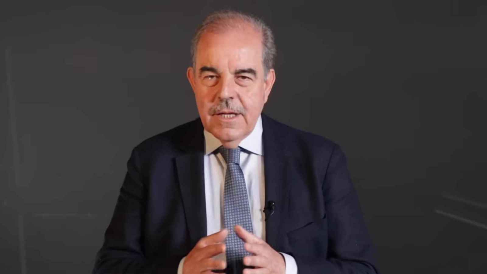 السلطات التونسية تلاحق المرشح الرئاسي المنذر الزنايدي بتهمة "التآمر والإرهاب"