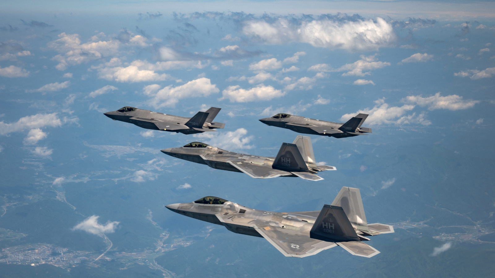 رصد مسيّرات مجهولة فوق 3 قواعد أمريكية في بريطانيا