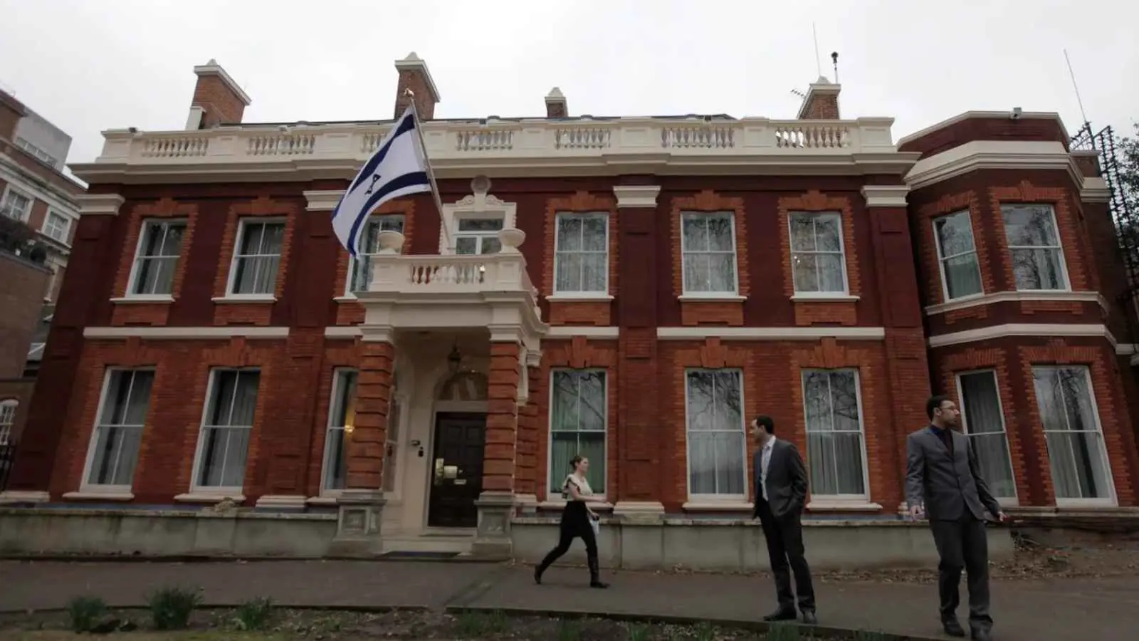 اتهام رجل بالإرهاب بعد محاولته اقتحام سفارة إسرائيل في لندن