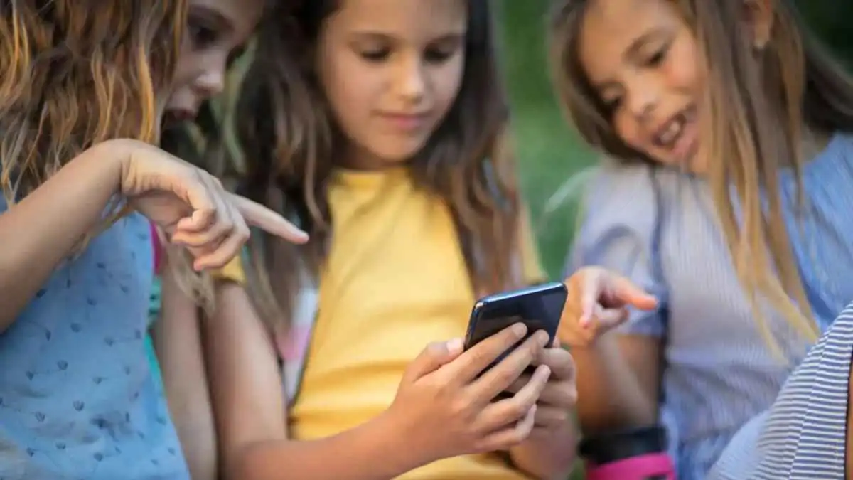 لحمايتهم من المخاطر.. الاتحاد الأوروبي يدرس حظر وسائل التواصل للأطفال