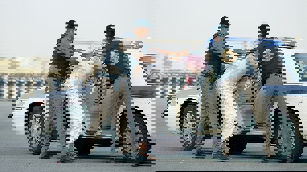 بالفيديو.. سعودي يسلب مسنًا في مدينة جدة