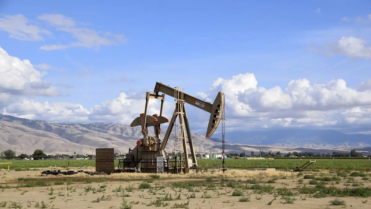 تسارع حملات التلقيح الأمريكية ضد "كورونا" يرفع أسعار النفط