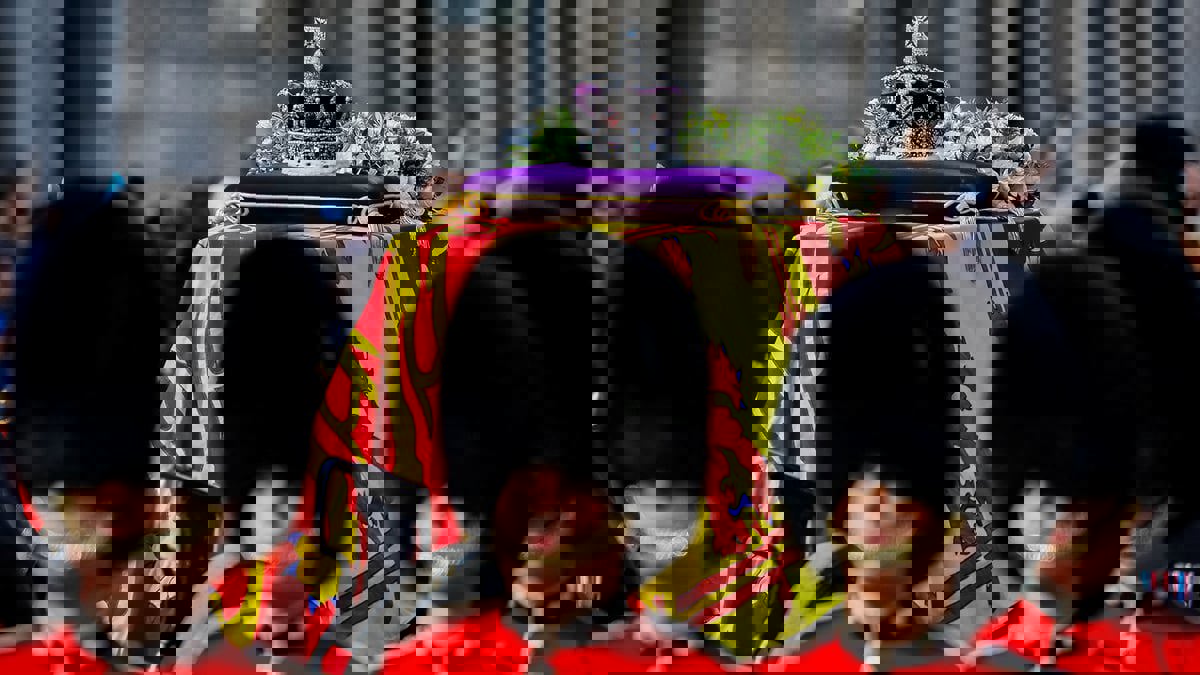 ما قصة الماسة الأفريقية الضخمة على تاج إليزابيث الثانية؟