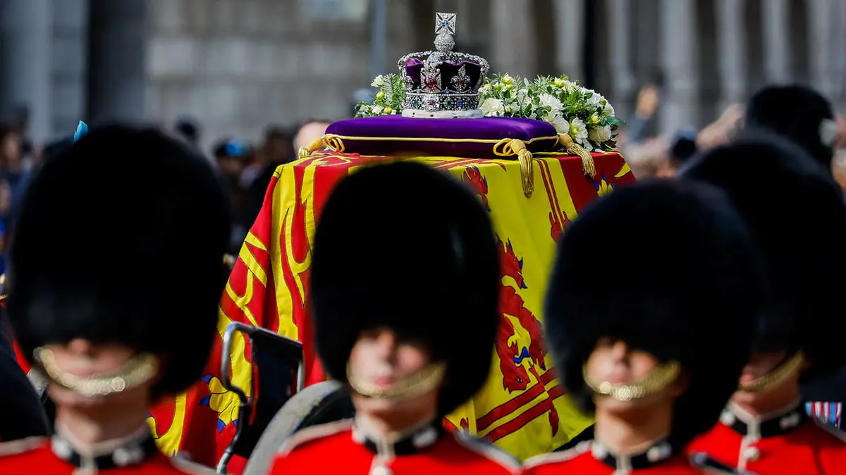 ما قصة الماسة الأفريقية الضخمة على تاج إليزابيث الثانية؟