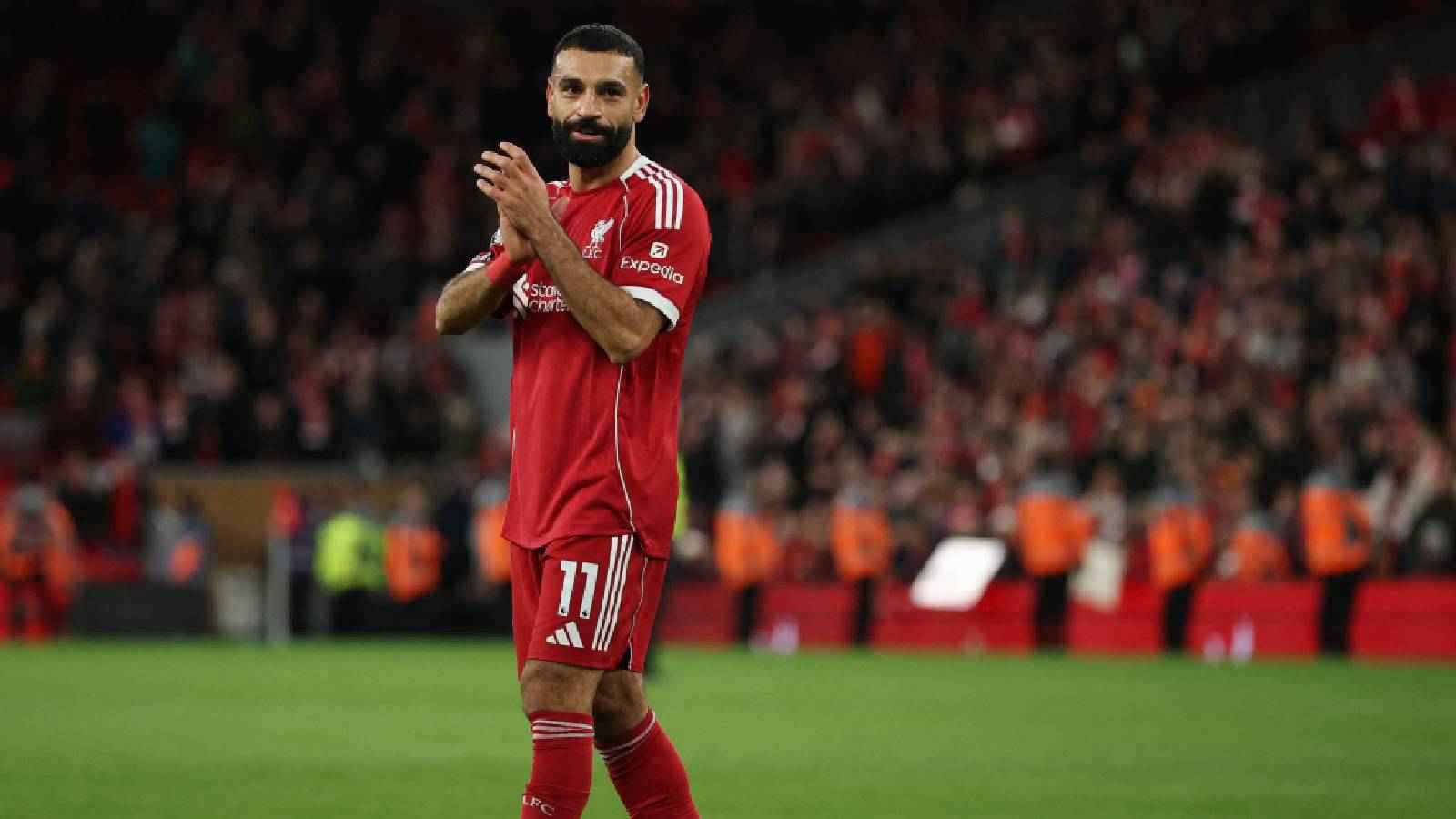 لحظات مؤثرة للغاية.. محمد صلاح يودع جماهير ليفربول وزميله يعانقه (فيديو)