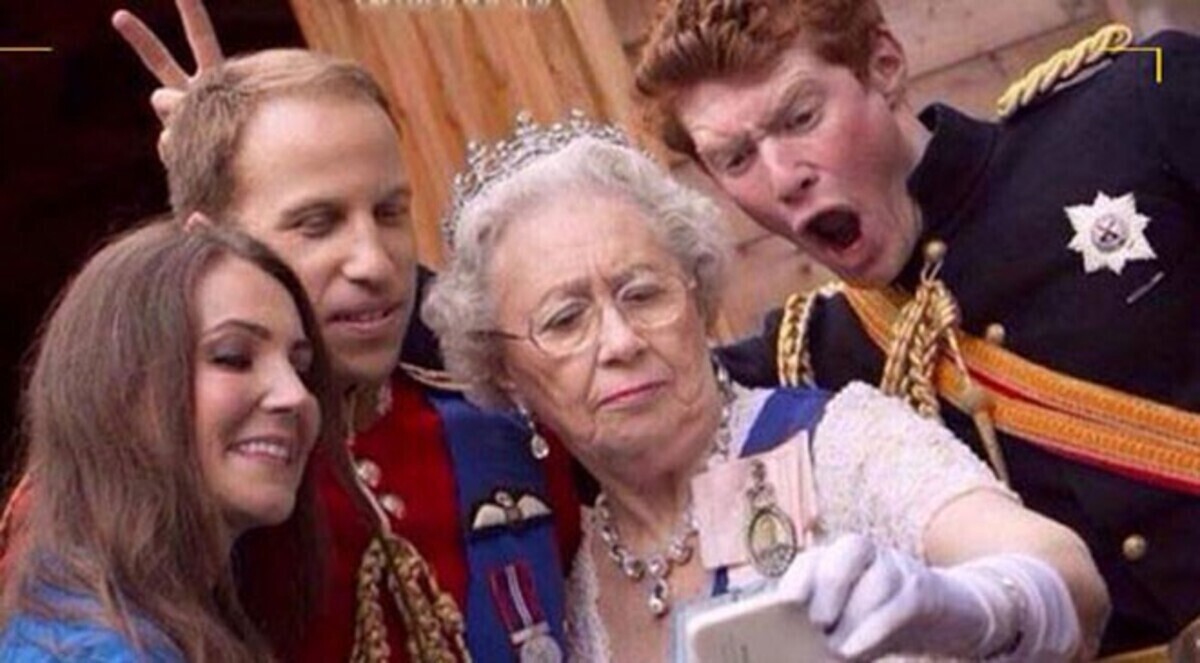 ملكة بريطانيا تجاري العصر بالسيلفي والقصر المفتوح