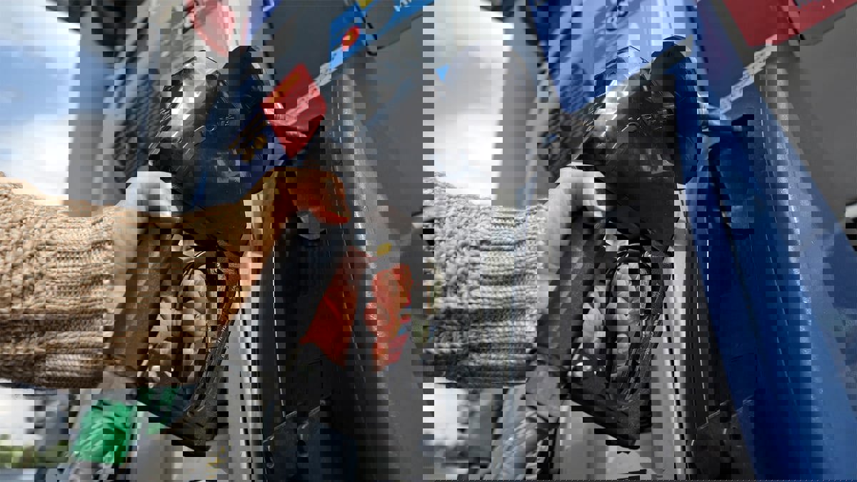 النفط يقفز 5 دولارات بدعم من تراجع الدولار وشح الإمدادات