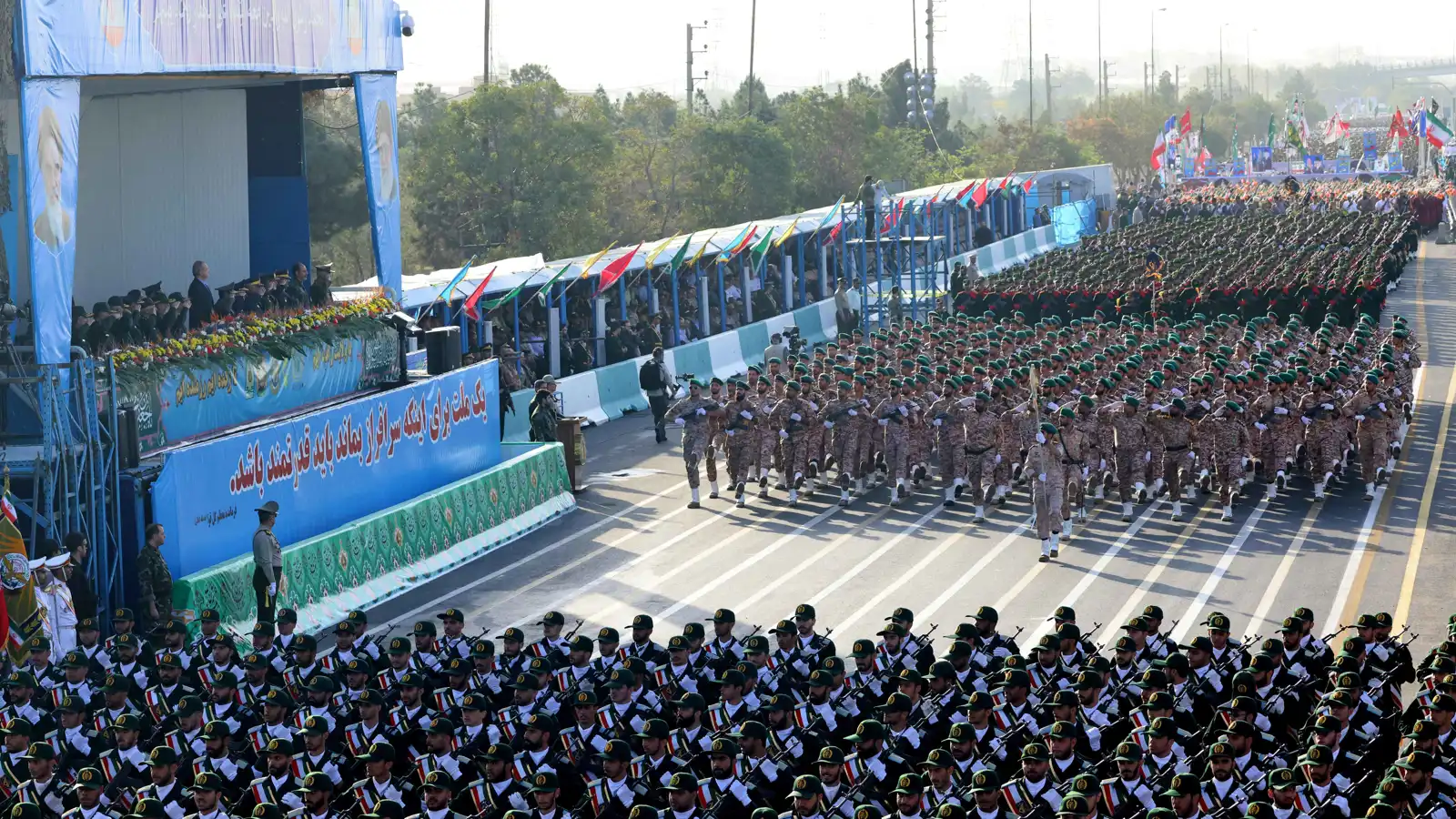 "توحيد السلاح".. مقترح لدمج الجيش الإيراني والحرس الثوري لمواجهة الأزمات