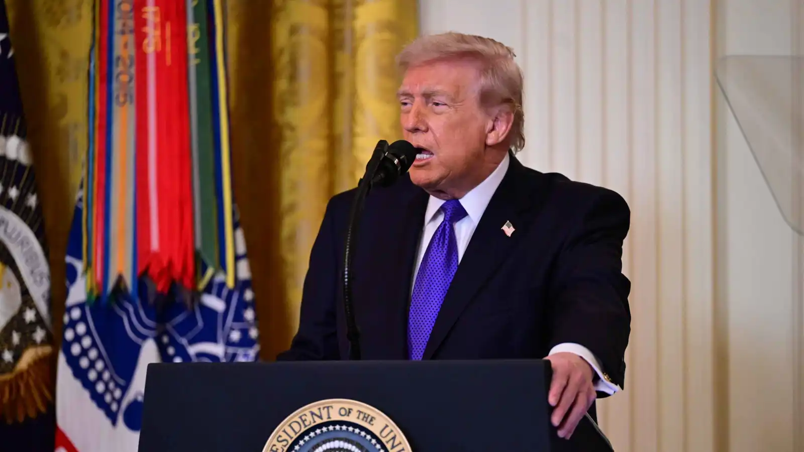 ترامب يتوعد إيران بالرد على هجوم السفارة وقتل الجنود الأمريكيين