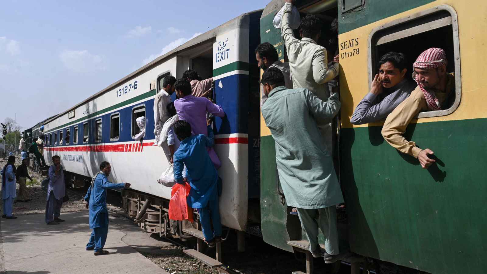 مسلحون يحتجزون 450 رهينة من ركاب قطار  في باكستان
