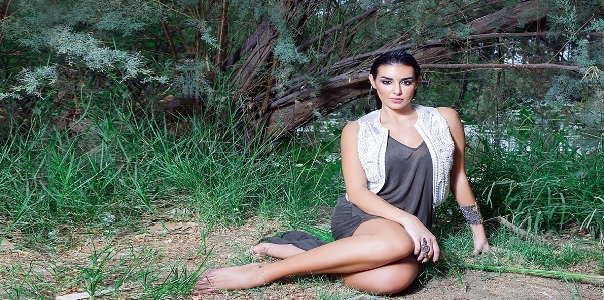 شاهد بالصور .. ياسمين صبري تفاجئ جمهورها من حوض السباحة