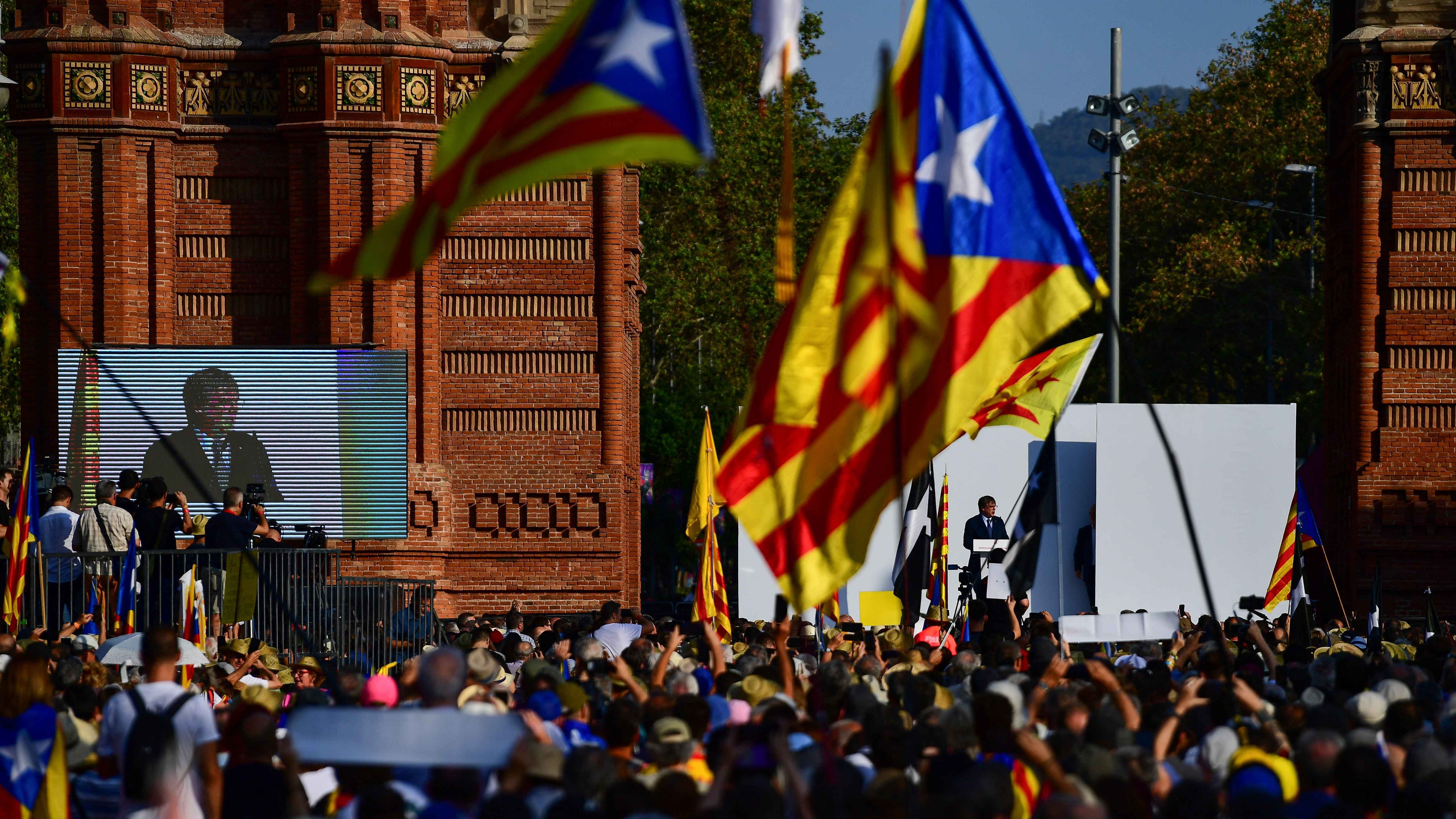 بعد 7 سنوات في المنفى.. الزعيم الانفصالي بوتشيمون يعود إلى كاتالونيا