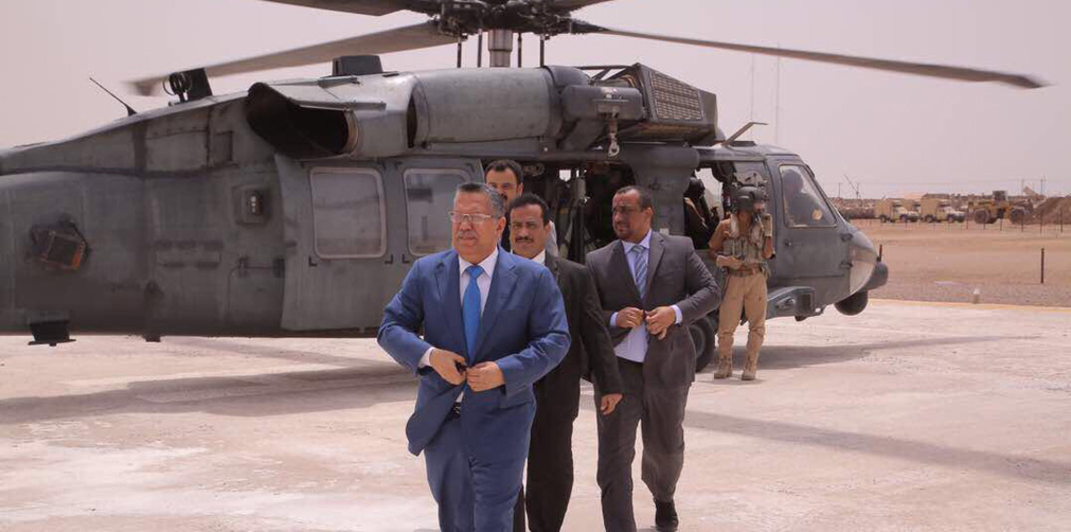 بن دغر يزور قوات التحالف العربي في عدن.. وهذا ما دار بينه وبين القائد الإماراتي (صور)