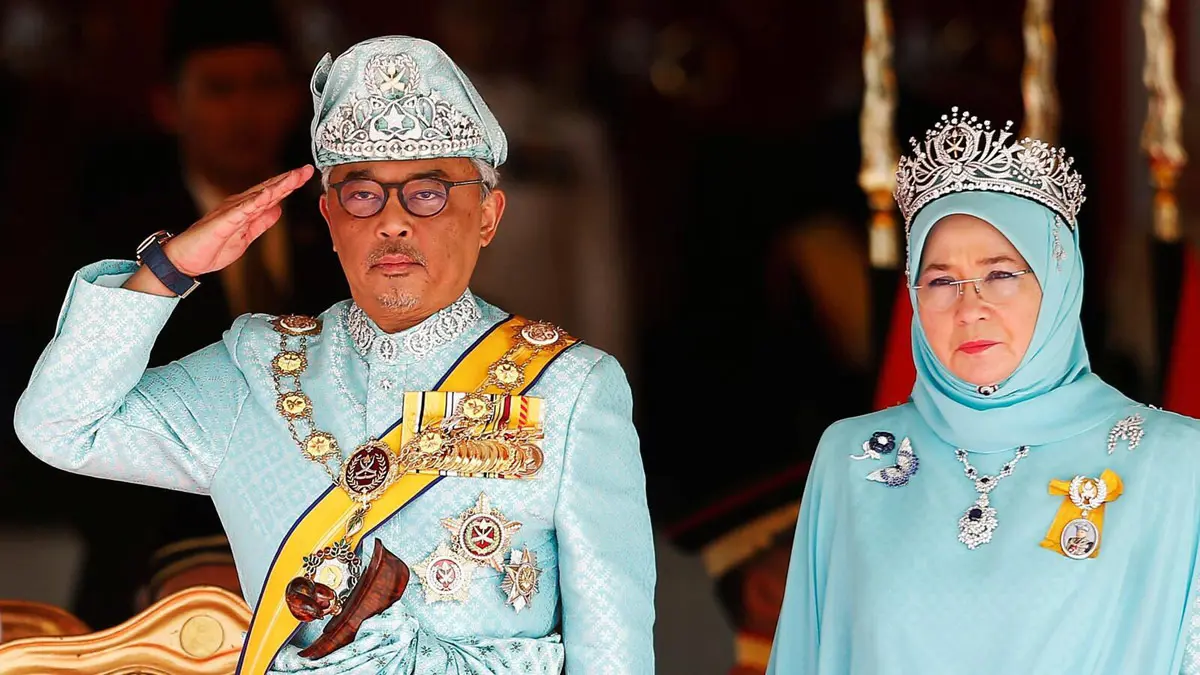 ملك ماليزيا وعقيلته يتبرعان براتب 6 أشهر لمتضرري كورونا