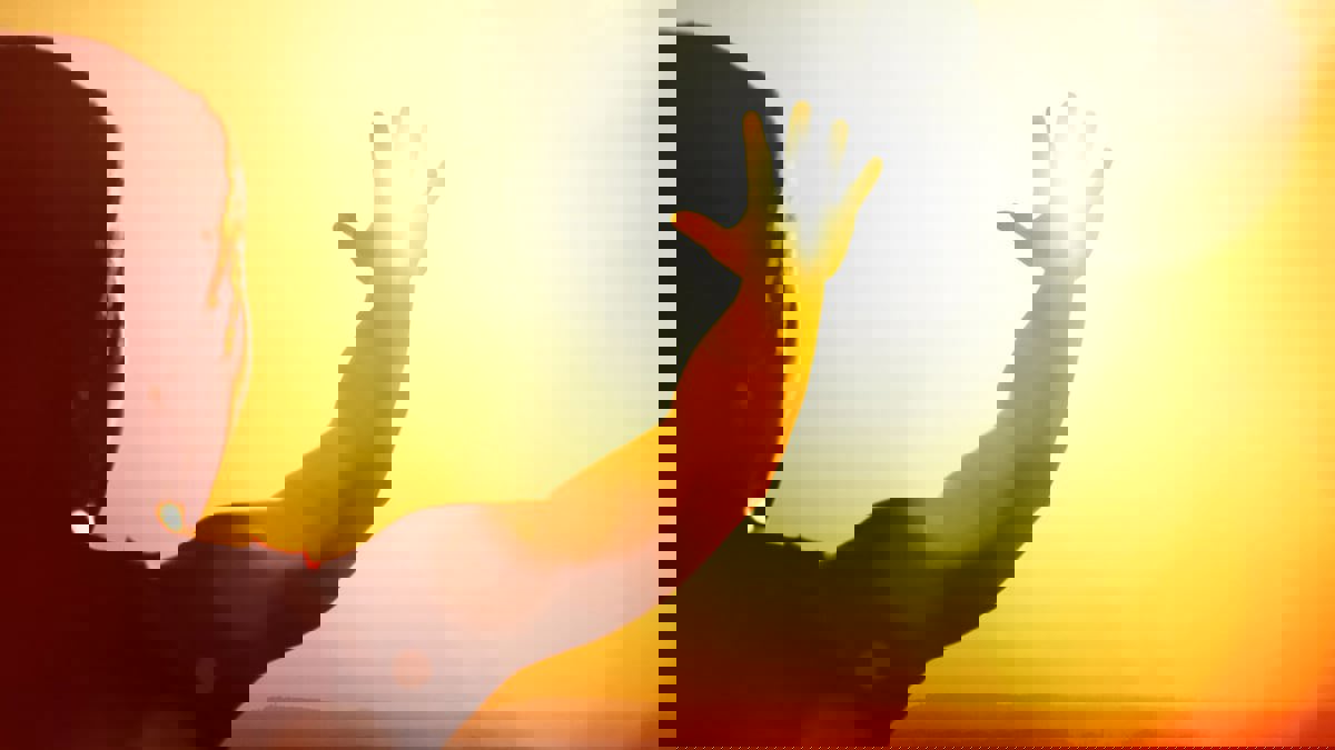  طبيب يحذر: ضربة الشمس قد تؤدي إلى الموت 