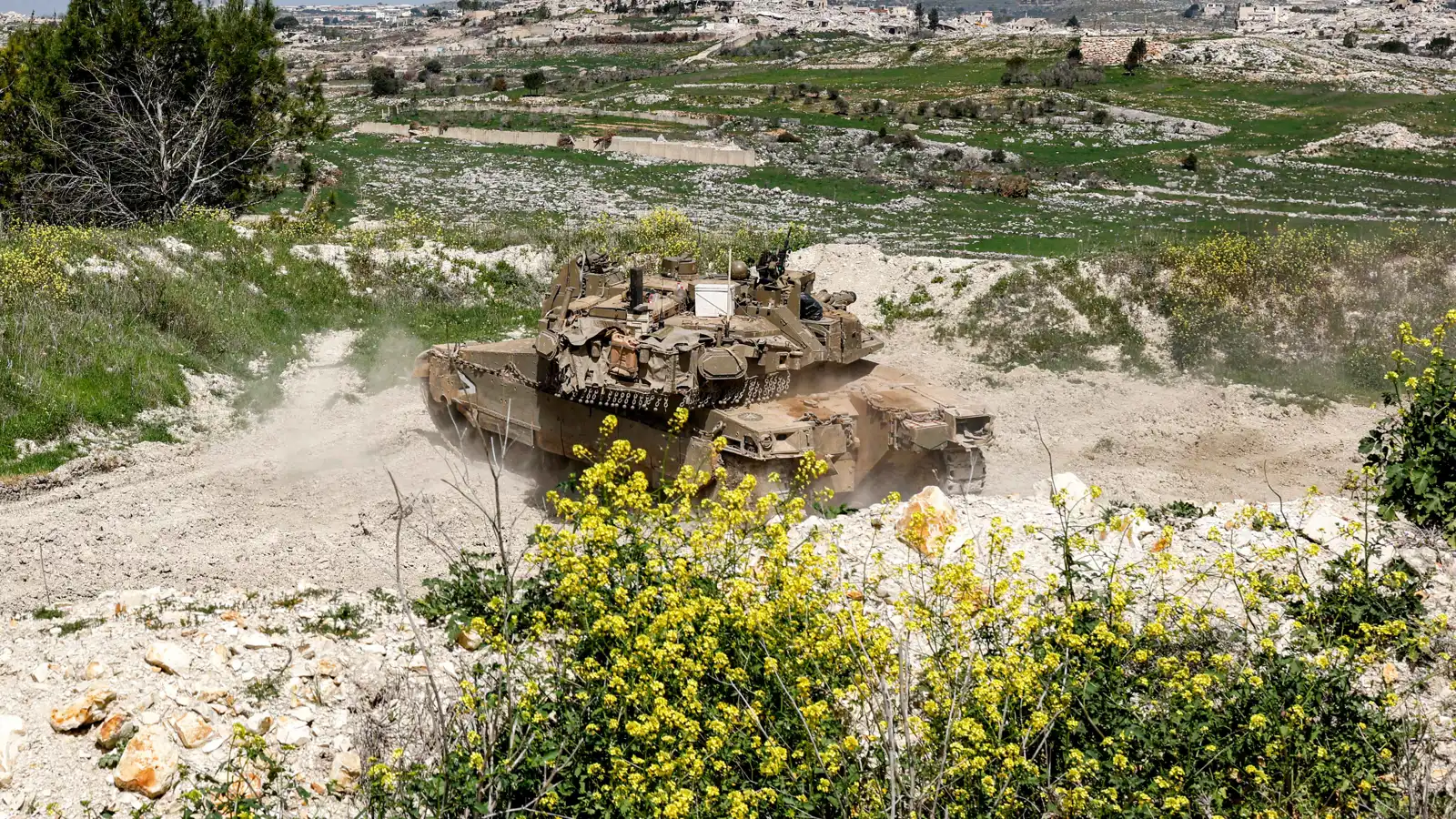 قوة إسرائيلية تتوغل في لبنان وتستجوب السكان