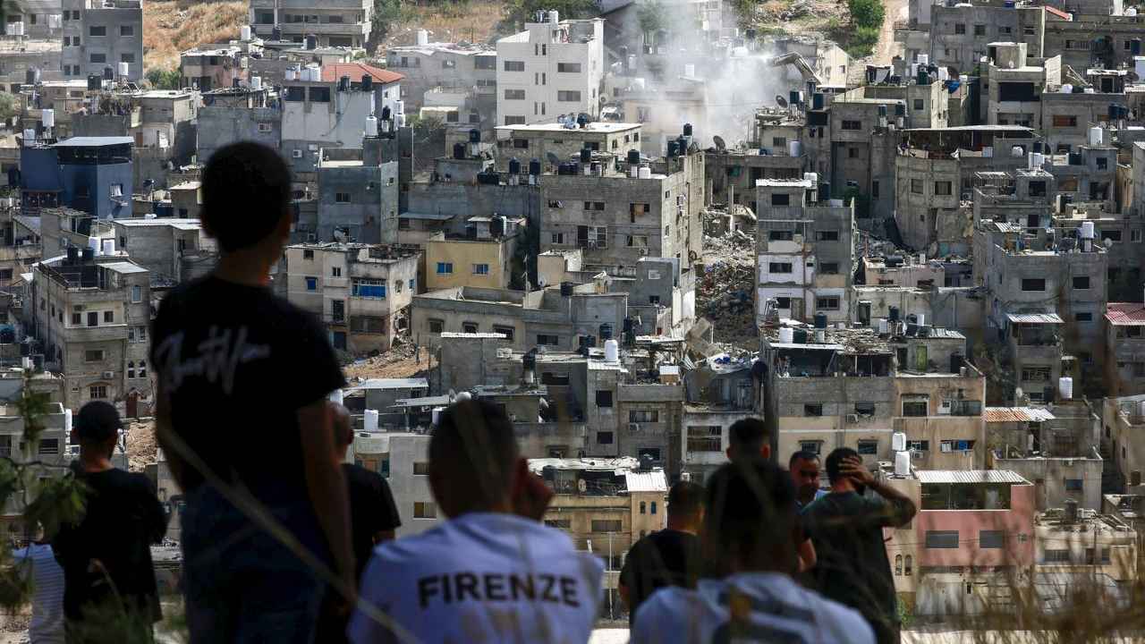 رفع العلم الإسرائيلي فوق مسجد في طولكرم (فيديو)