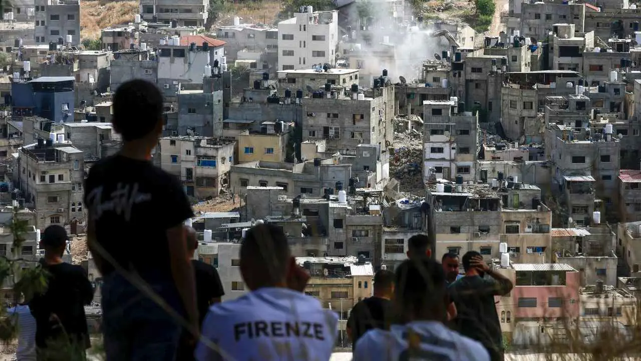 رفع العلم الإسرائيلي فوق مسجد في طولكرم (فيديو)