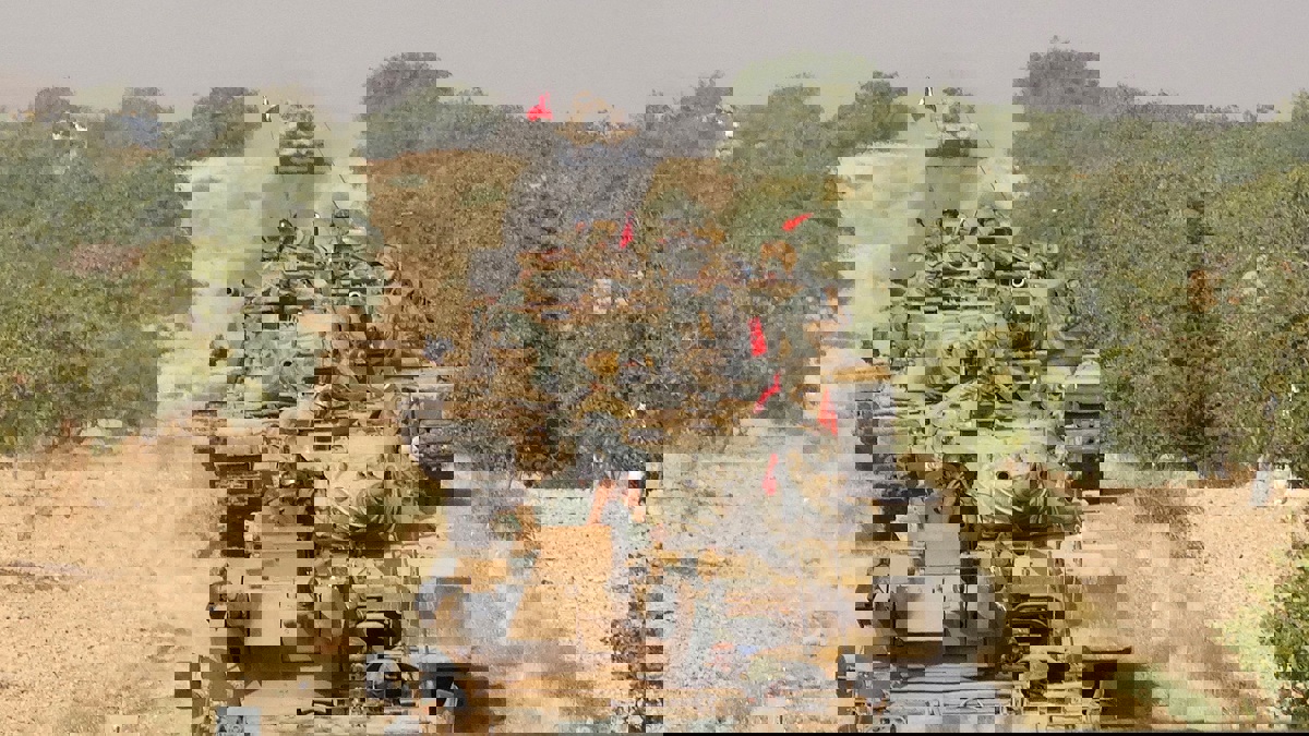 حرق صورة أردوغان في إدلب والجيش التركي يواجه سوريين بالرصاص في باب الهوى (فيديو)