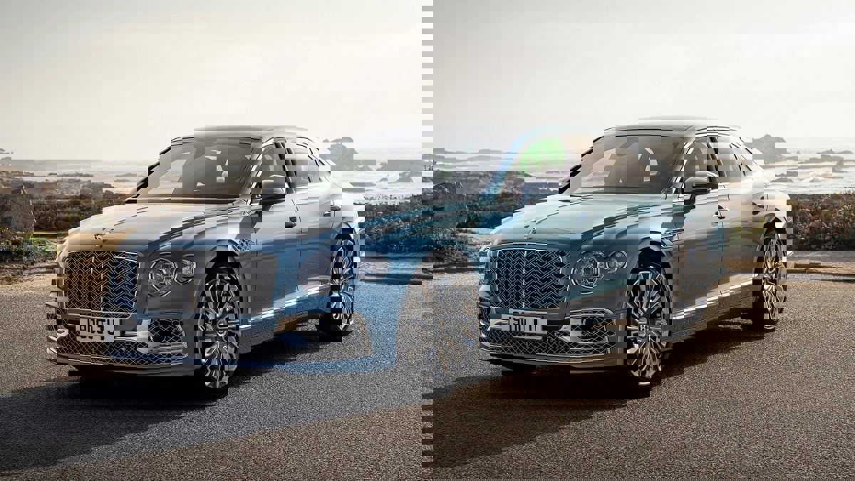 مطرزة بالألماس.. بنتلي تكشف عن أول سياراتها الكهربائية