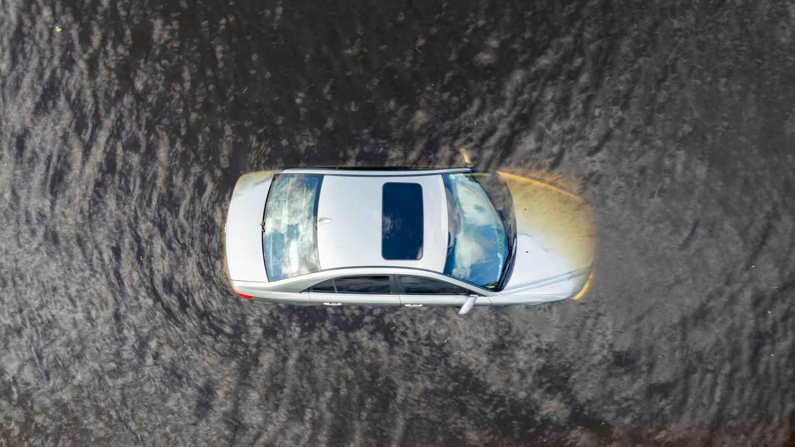 "حادث مروع".. انتشال جثتين بعد غرق سيارة بمجرى مائي في الجيزة