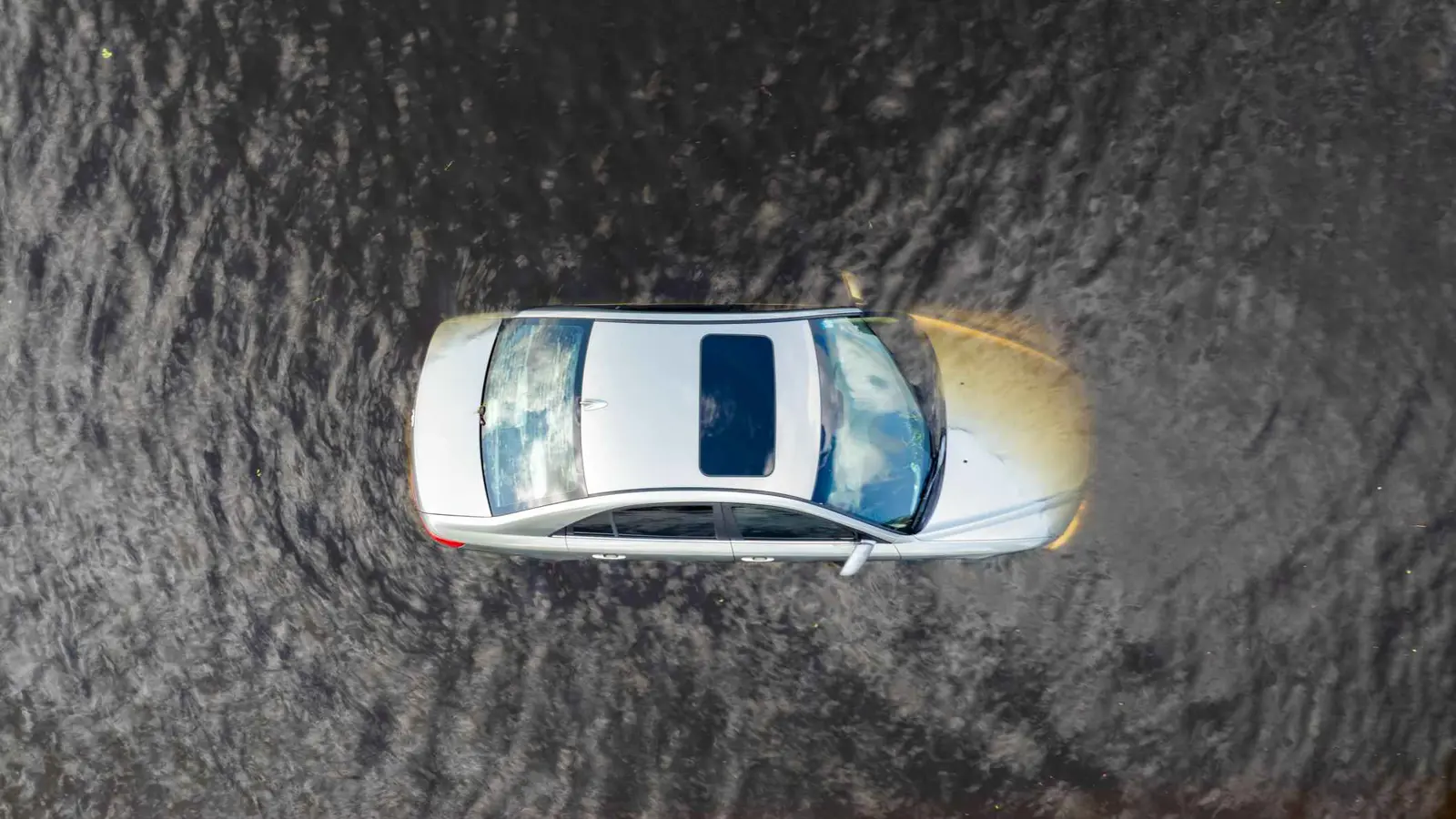 "حادث مروع".. انتشال جثتين بعد غرق سيارة بمجرى مائي في الجيزة