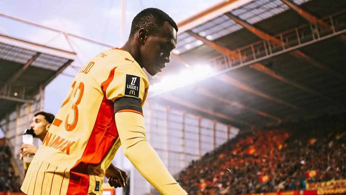 يغني بالفرنسية.. تصرف لافت من سعود عبد الحميد بعد اكتساح أنجيه (فيديو)