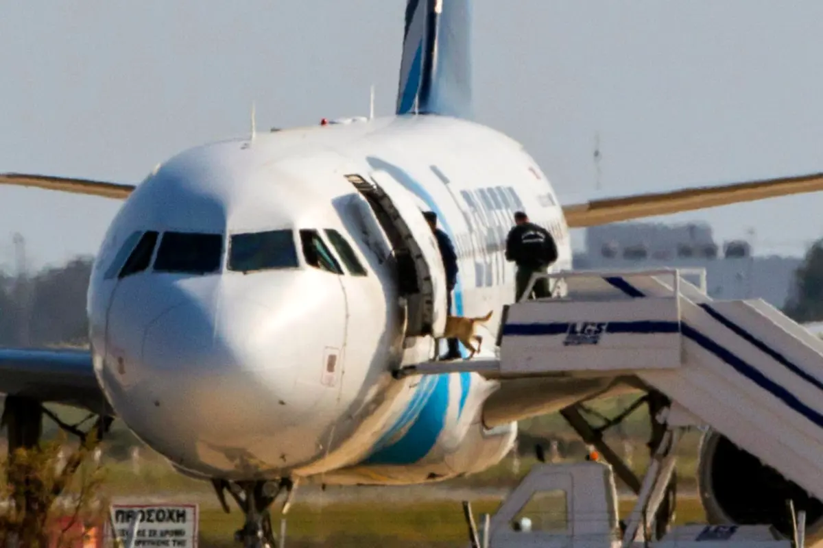 ناشطو مواقع التواصل يسخرون من حادثة الطائرة المصرية المخطوفة