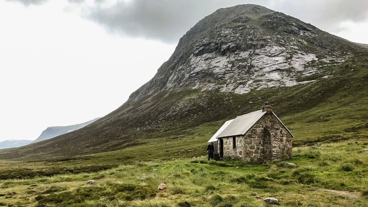 أسكتلندا.. مروحية تزيل ربع طن "فضلات بشرية" من كوخ