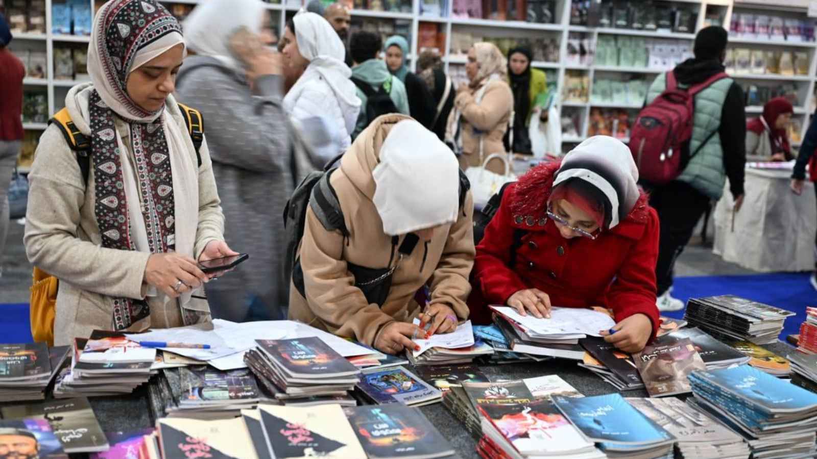 النجوم يخطفون الأضواء من المثقفين في "القاهرة للكتاب"