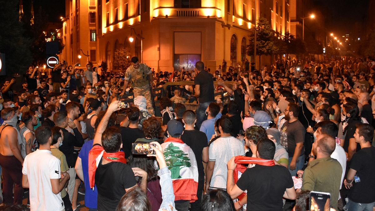 هدوء حذر في قلب بيروت عقب احتجاجات حاشدة