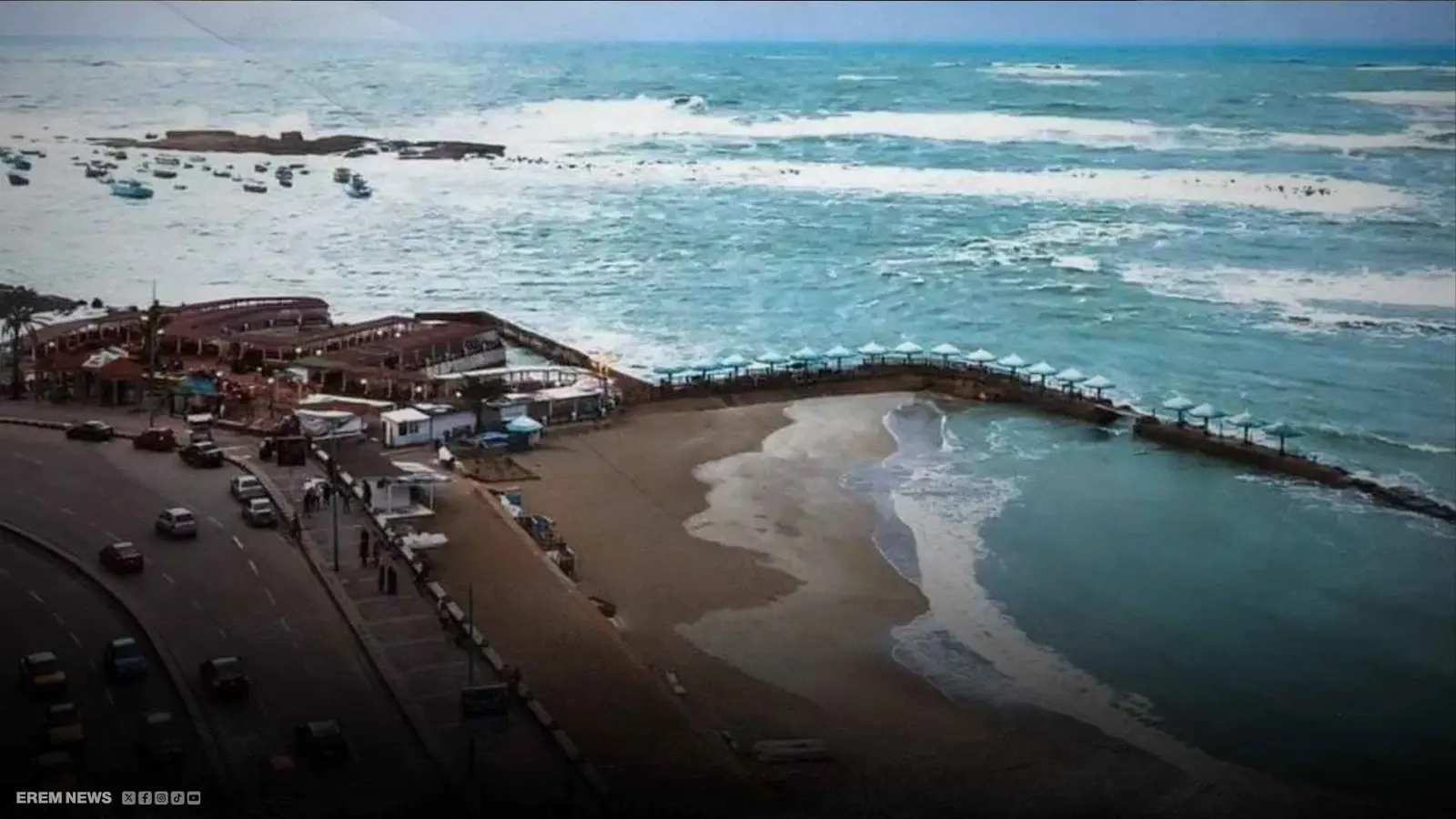 الماء يزحف نحو الشاطئ.. مدن مصرية مهددة بالاختفاء (فيديو إرم)