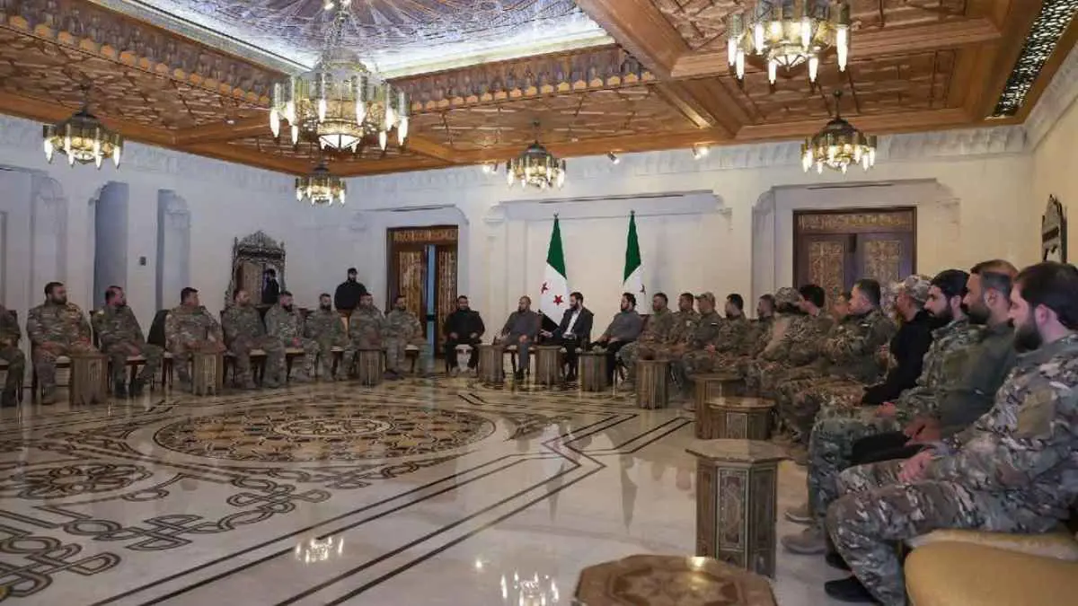 رغم سقوط الحليف.. لماذا تسعى طهران لاستعادة التواصل مع دمشق؟