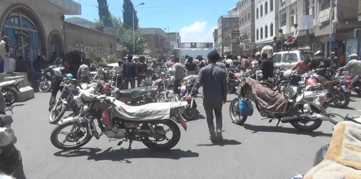الجيش اليمني يحظر التنقل بالدراجات النارية ليلًا في تعز