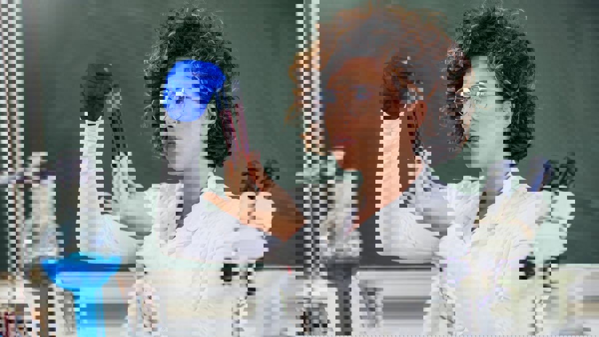 لكسر سيطرة الرجال.. النساء يكافحن لإثبات جدارتهن في البحث العلمي