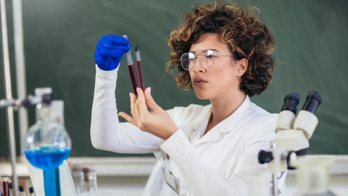 لكسر سيطرة الرجال.. النساء يكافحن لإثبات جدارتهن في البحث العلمي