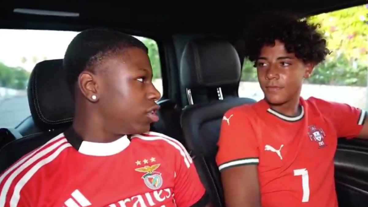 اخلع قميصك فورًا.. كريستيانو جونيور يصدم "بلوغر" في بث مباشر (فيديو)