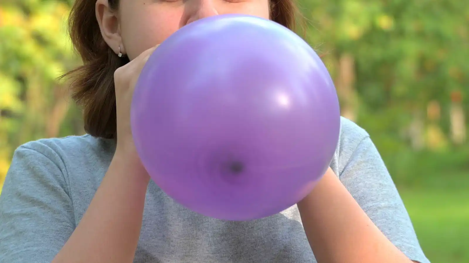 أثناء الاحتفال بالعيد.. طفلة تدخل بغيبوبة بعد ابتلاع بالون في مصر