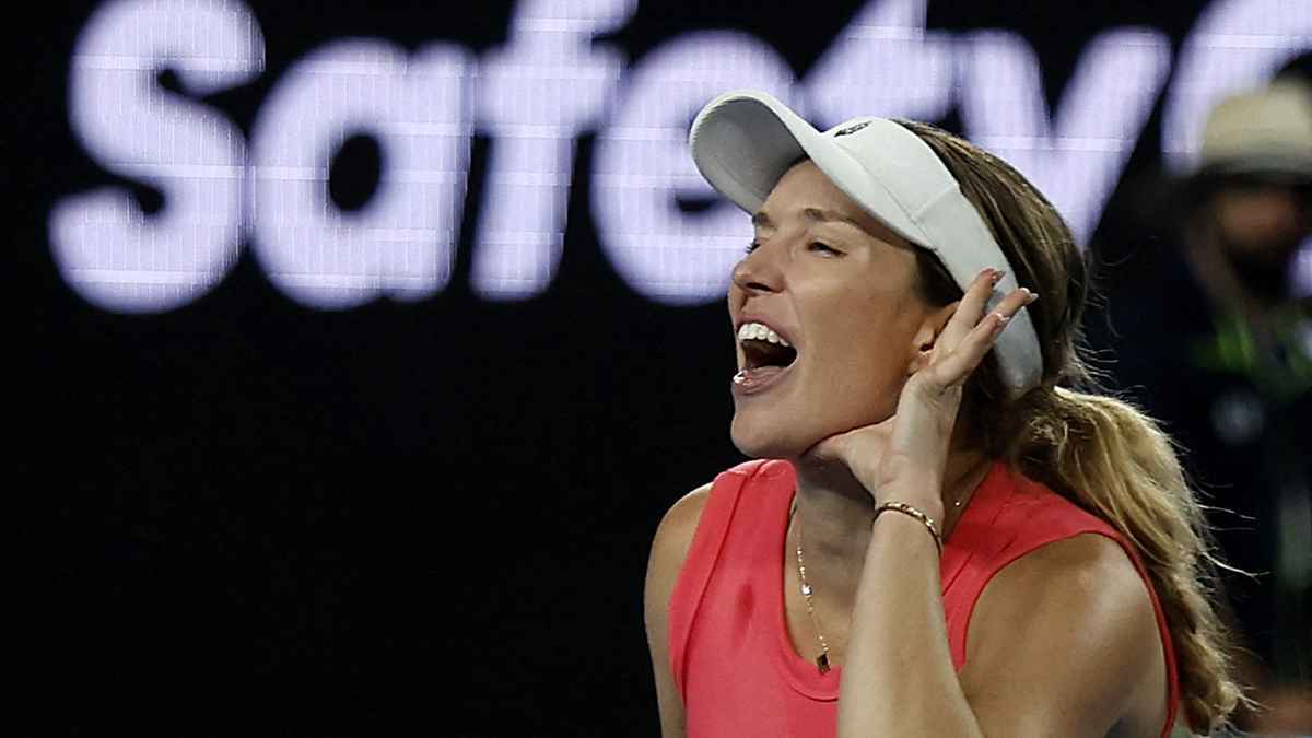 أغرب تصرف من لاعبة تنس بعد حسم مباراة في "أستراليا المفتوحة" (فيديو)