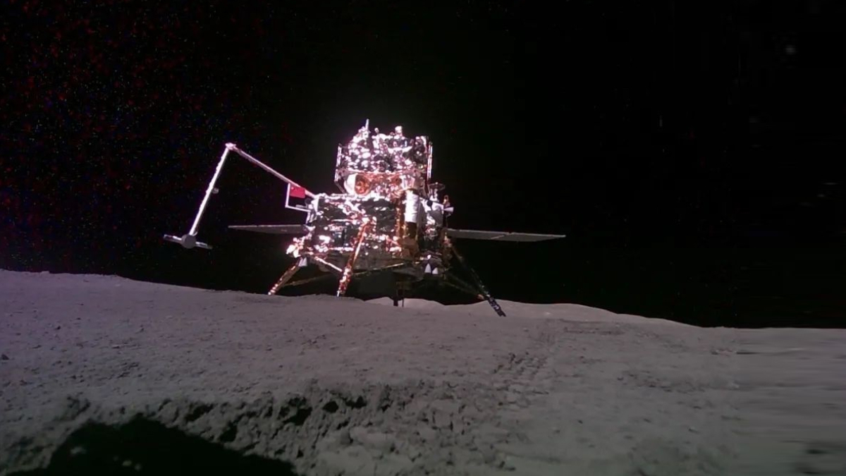 الصين تطلق المسبار "تشانغ آه-6" من الجانب البعيد للقمر (فيديو)