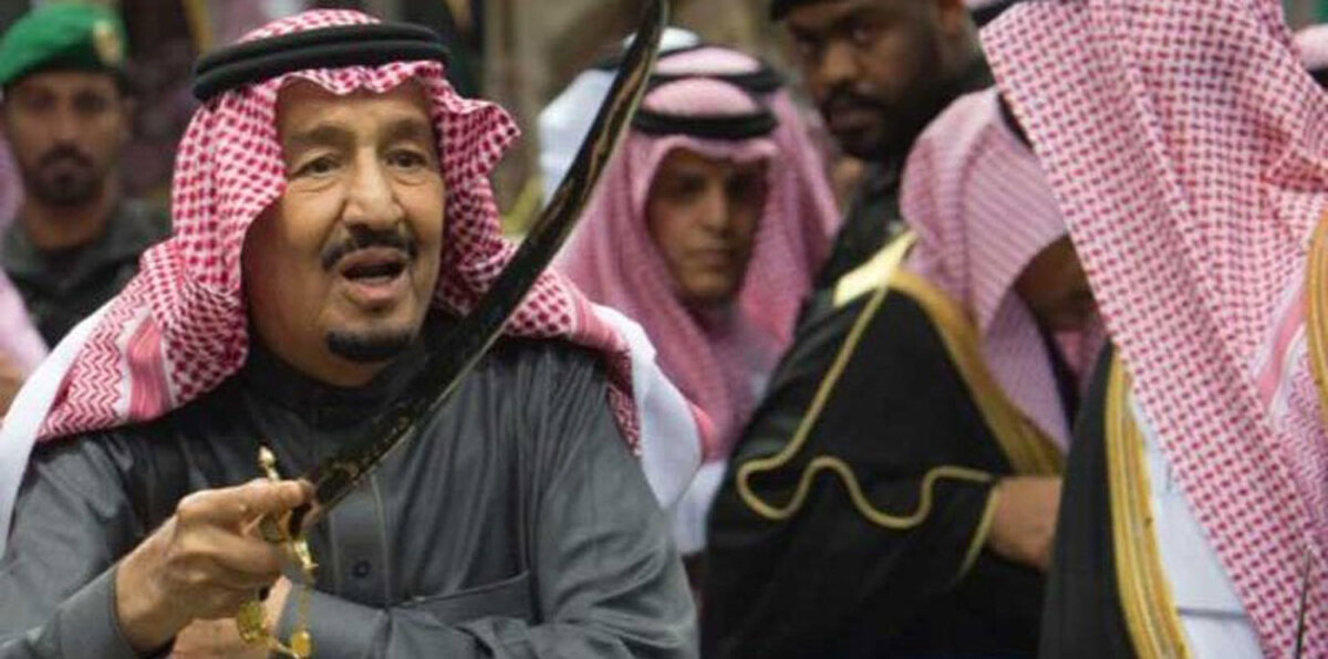 بالصور.. من هو الطفل الذي شارك الملك سلمان "العرضة" بحضور الوليد بن طلال ومتعب بن عبد الله؟