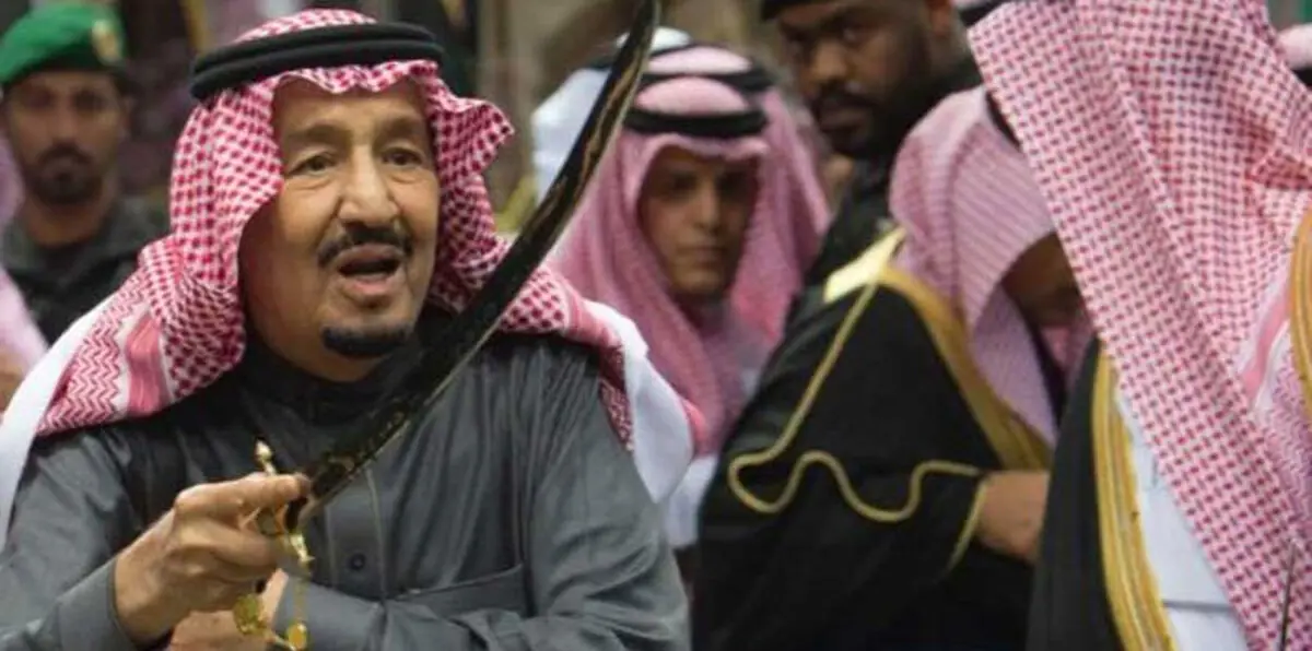 بالصور.. من هو الطفل الذي شارك الملك سلمان "العرضة" بحضور الوليد بن طلال ومتعب بن عبد الله؟