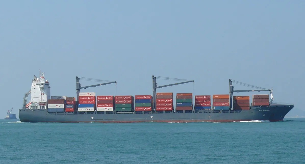 شركتا نقل تعلقان مرور سفنهما عبر البحر الأحمر و"السويس"