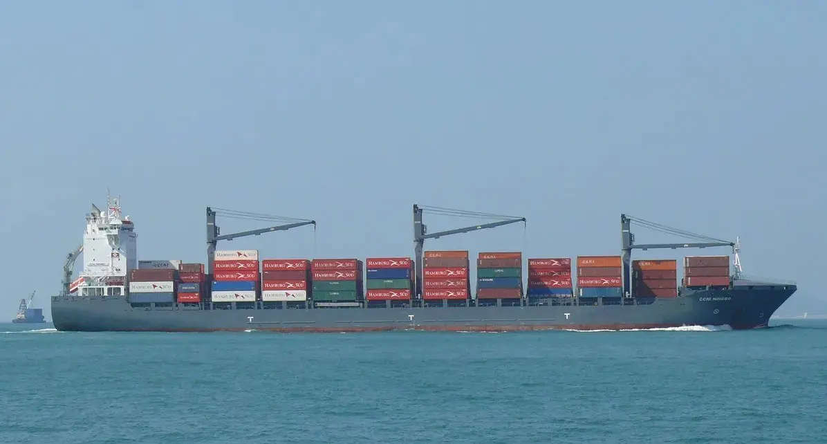 شركتا نقل تعلقان مرور سفنهما عبر البحر الأحمر و"السويس"