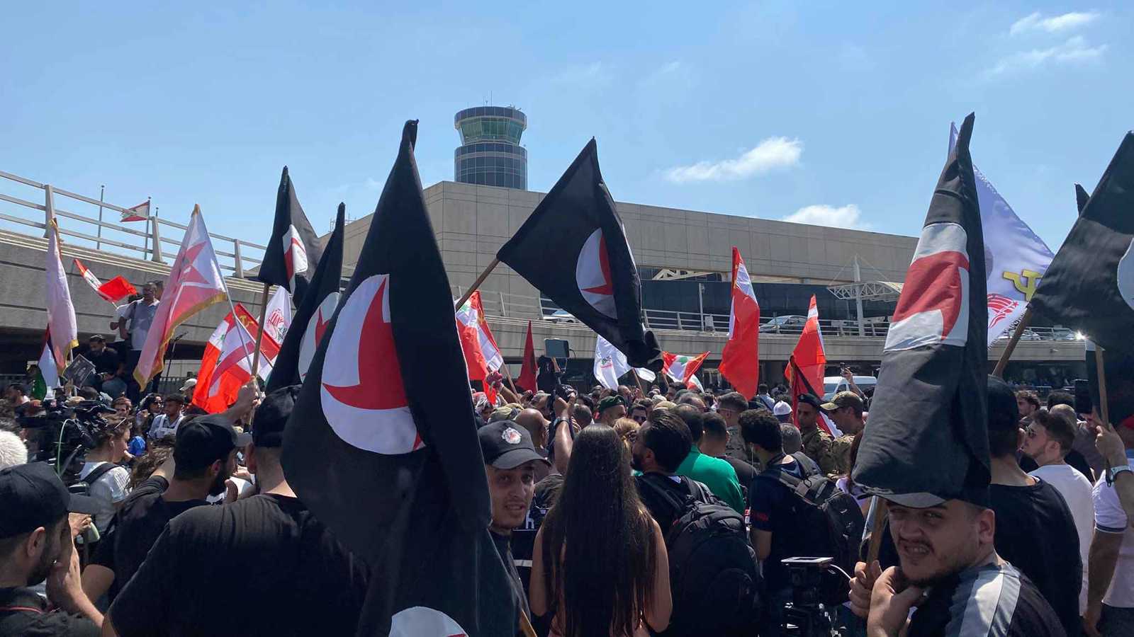 استقبال شعبي لجورج عبد الله في مطار بيروت (فيديو)